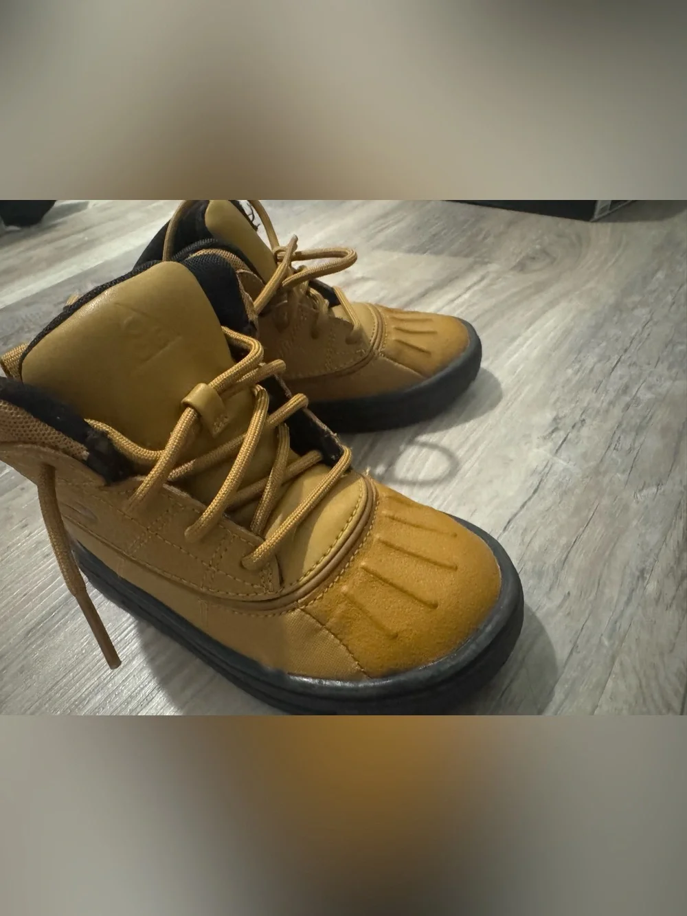Nike Kids Tan & Black High-Top Boots – Never Worn